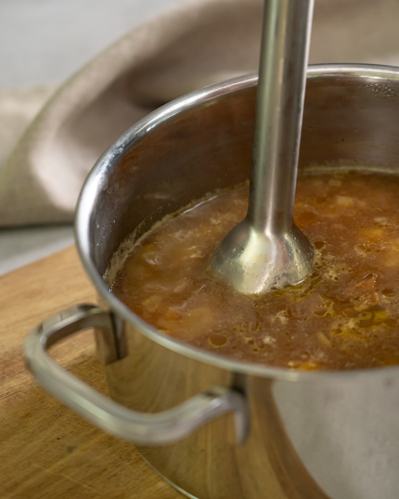 Dieses Bild zeigt wie die Suppe fein püriert wird.