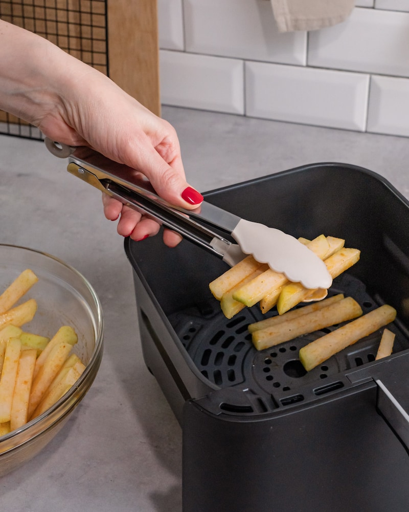 Dieses Bild zeigt wie die Kohlrabi in den Airfryer gegeben werden.