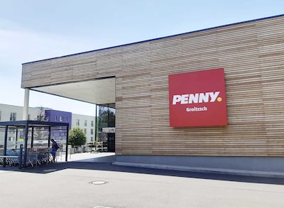 Sie sehen den Eingang vom Penny Markt in Groitzsch, Friedrich-Ebert-Str. 28