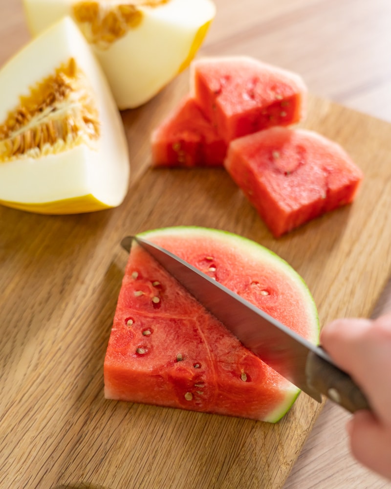Rot-Weisse-Melonenspiesse mit süßem Pesto