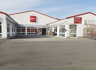 Sie sehen den Eingang vom Penny Markt in Ortrand Elsterwerdaer Str. 25A
