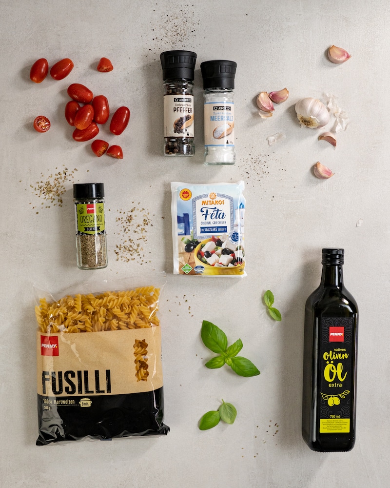 Auf diesem Bild siehst du alles, was du für unsere Baked Feta-Pasta brauchst.