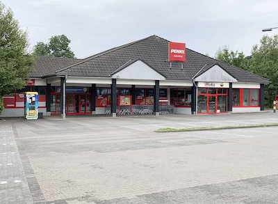 Sie sehen den Eingang vom Penny Markt in Odenthal – Osenau, In Der Hofer Aue 1