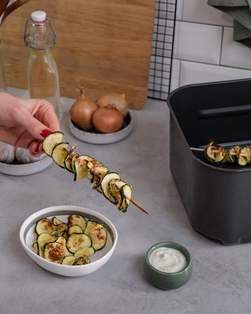 Dieses Bild zeigt die fertigen Zucchini Chips am Spieß.