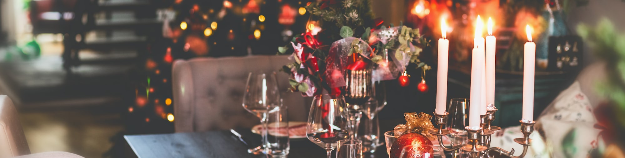 Gedeckter Weihnachtstisch