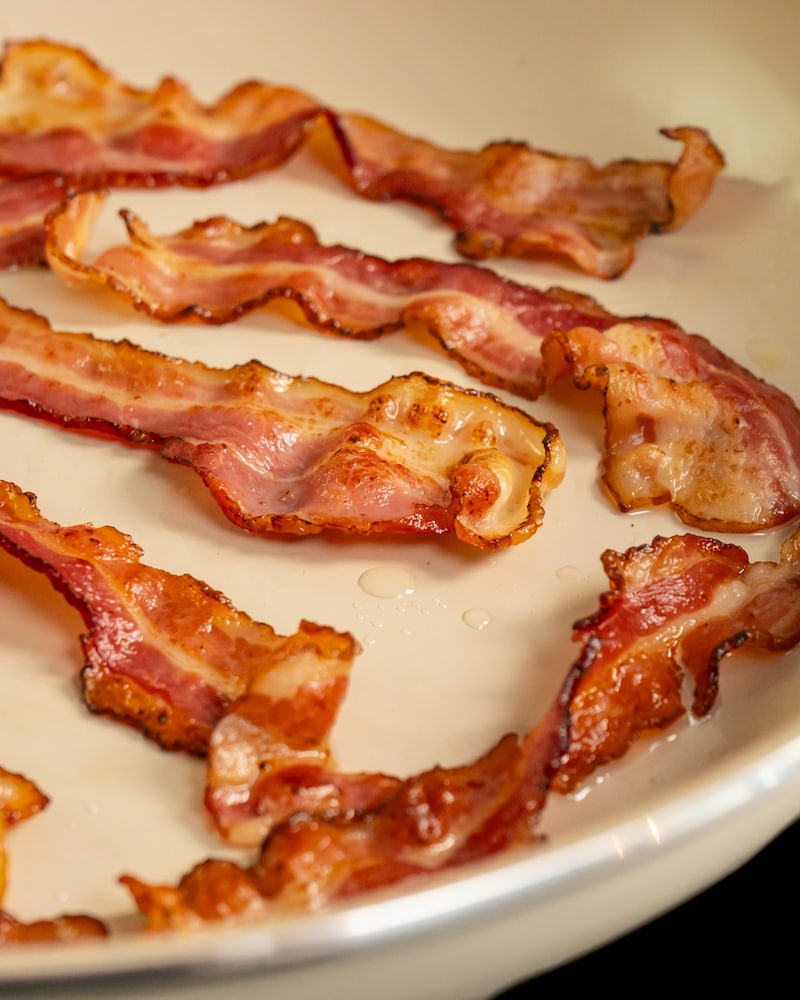 Dieses Bild zeigt das Anbraten des Bacons. 