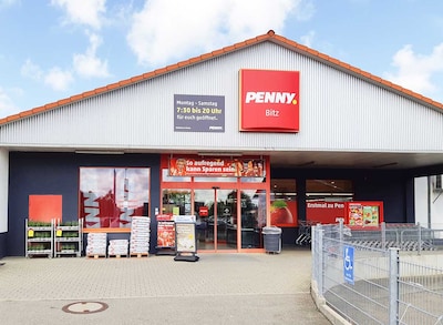 Sie sehen den Eingang vom Penny Markt in Bitz Ebinger Str. 102