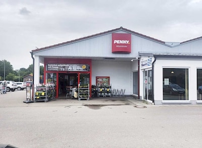 Sie sehen den Eingang vom Penny Markt in Altomünster Stumpfenbacher Str. 46