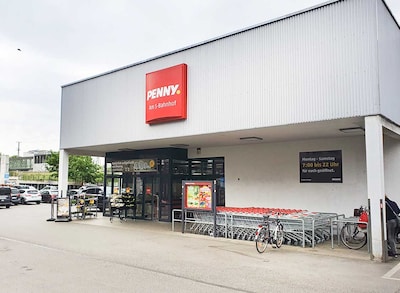 Sie sehen den Eingang vom Penny Markt in Berlin/Karlshorst Treskowallee 112