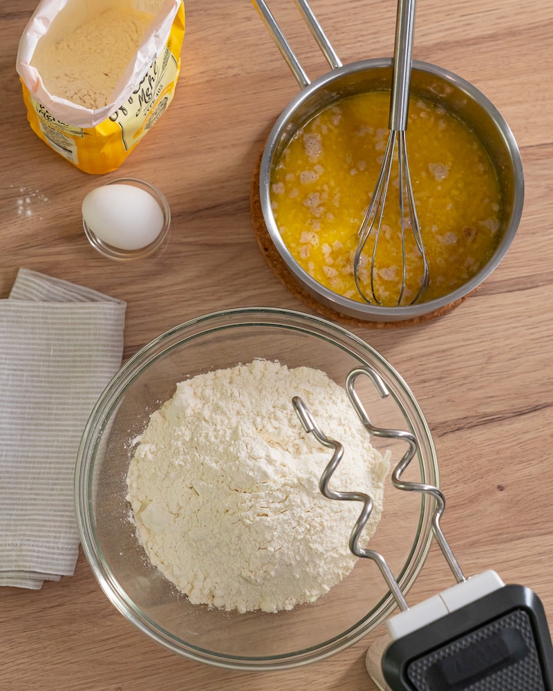 Zimtschnecken-Kuchen mit Blaubeersauce