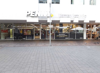 Sie sehen den Eingang vom Penny Markt in Ludwigshafen, Bismarkstrasse 63