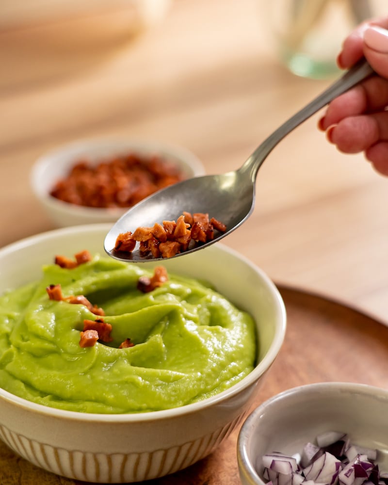 Cremiger Avocado Dip mit veganem Knusper-Bacon