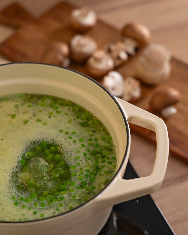 Dänische Aertensuppe mit gebratenen Pilzen und Haferbrötchen