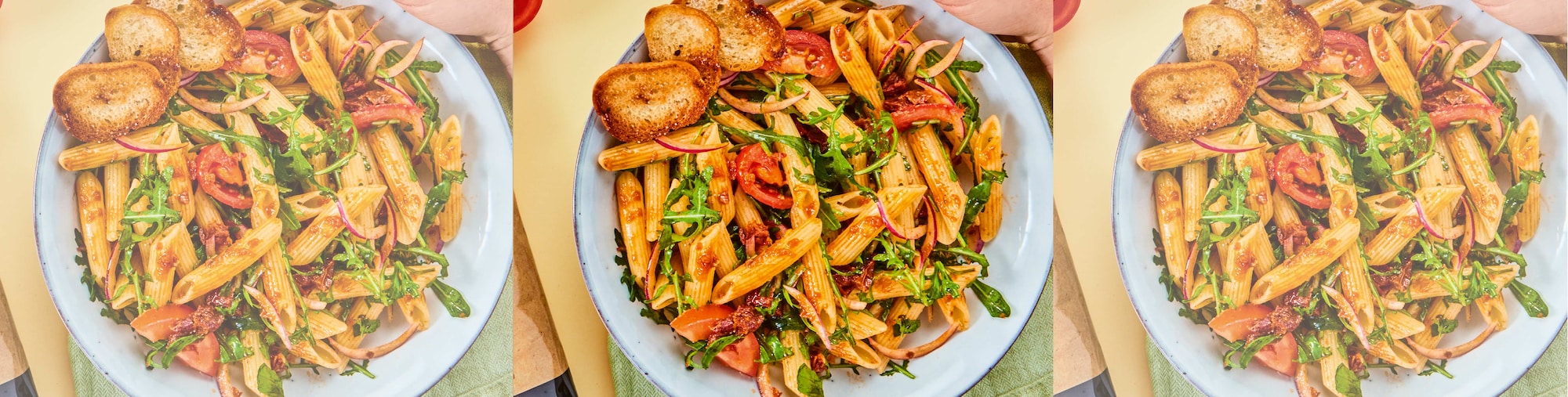 Dieses Bild zeigt den fertigen Pesto Nudelsalat.