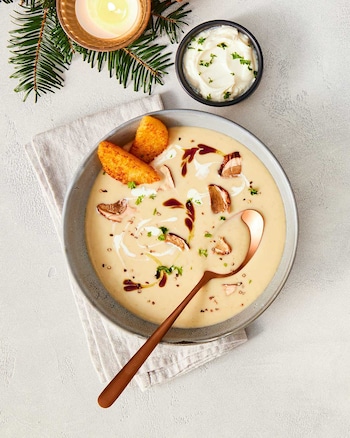 Dieses Bild zeigt die fertige samtige Steinpilzsuppe.
