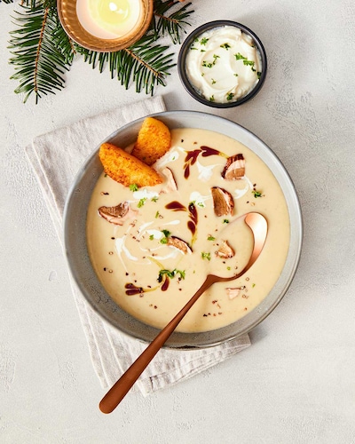 Dieses Bild zeigt die fertige samtige Steinpilzsuppe.