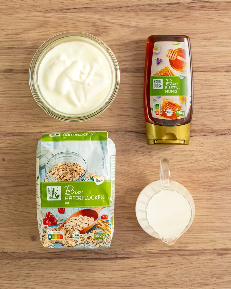 Dieses Bild zeigt die Zutaten für die Overnight Oats.