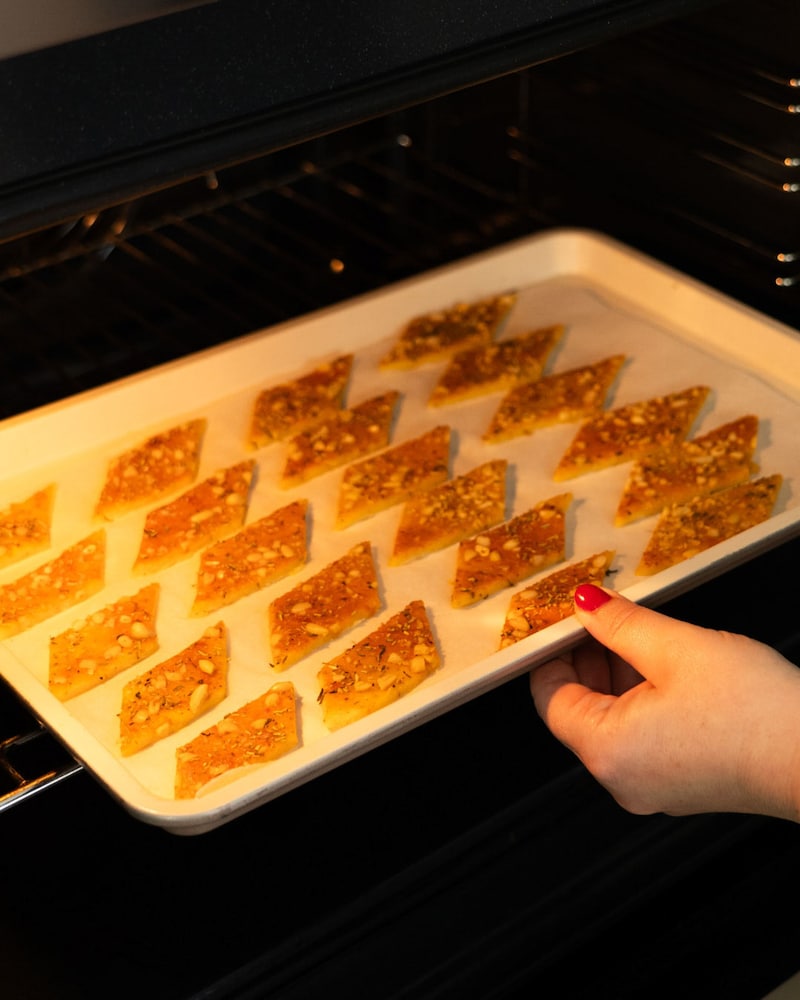 Dieses Bild zeigt wie die Käsecracker in den Ofen kommmen.