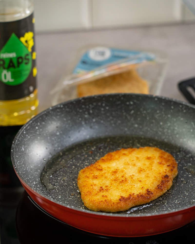 Dieses Bild zeigt, das Schnitzel in der Pfanne.