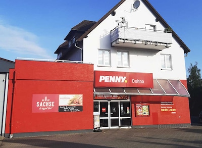 Sie sehen den Eingang vom Penny Markt in Dohna Dresdner Str. 8
