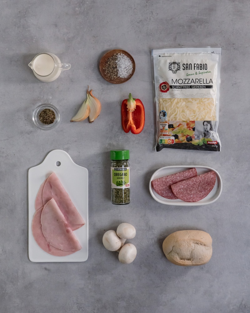 Dieses Bild zeigt die Zutaten für die Pizzabrötchen.