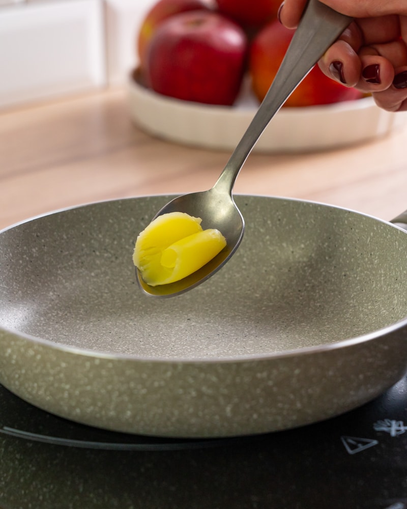 Dieses Bild zeigt wie die Butter in die Pfanne gegeben wird.