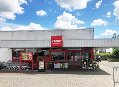 Sie sehen den Eingang vom Penny Markt in Schwalbach, Sulzbacher Str. 43B