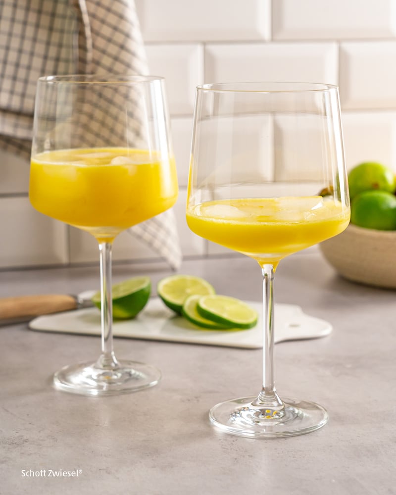 Dieses Bild zeigt wie die Eiswürfel in das eine Glas gegeben wurden.