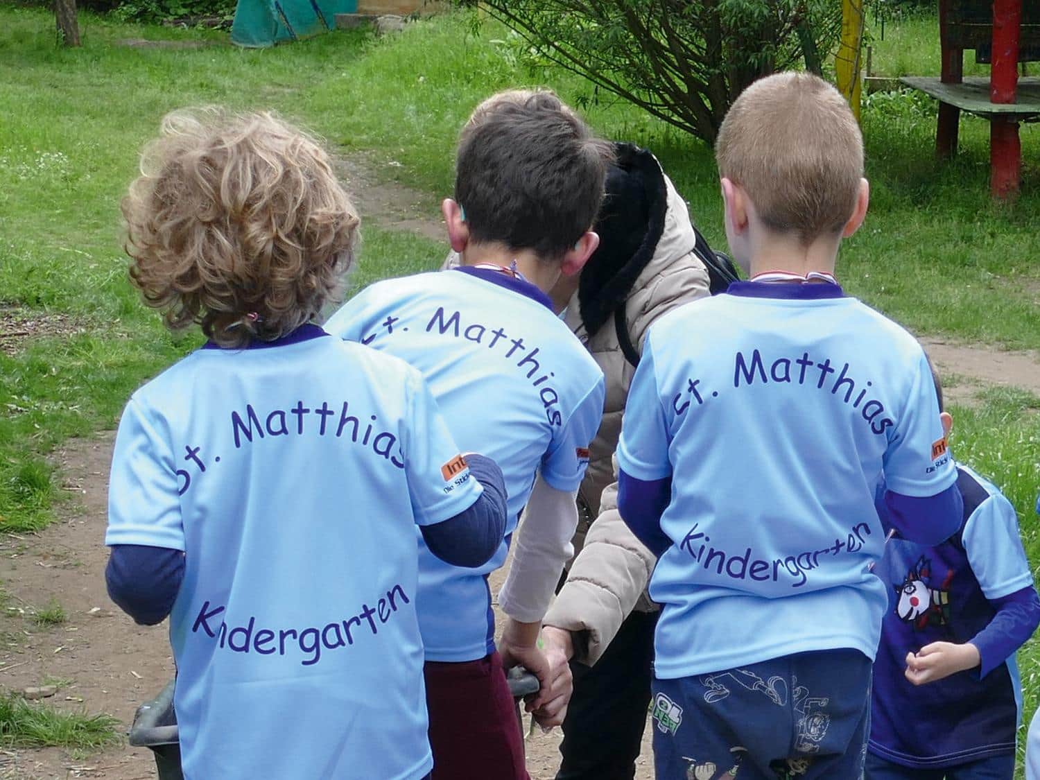 Kinder in T-Shirts vom Kindergarten