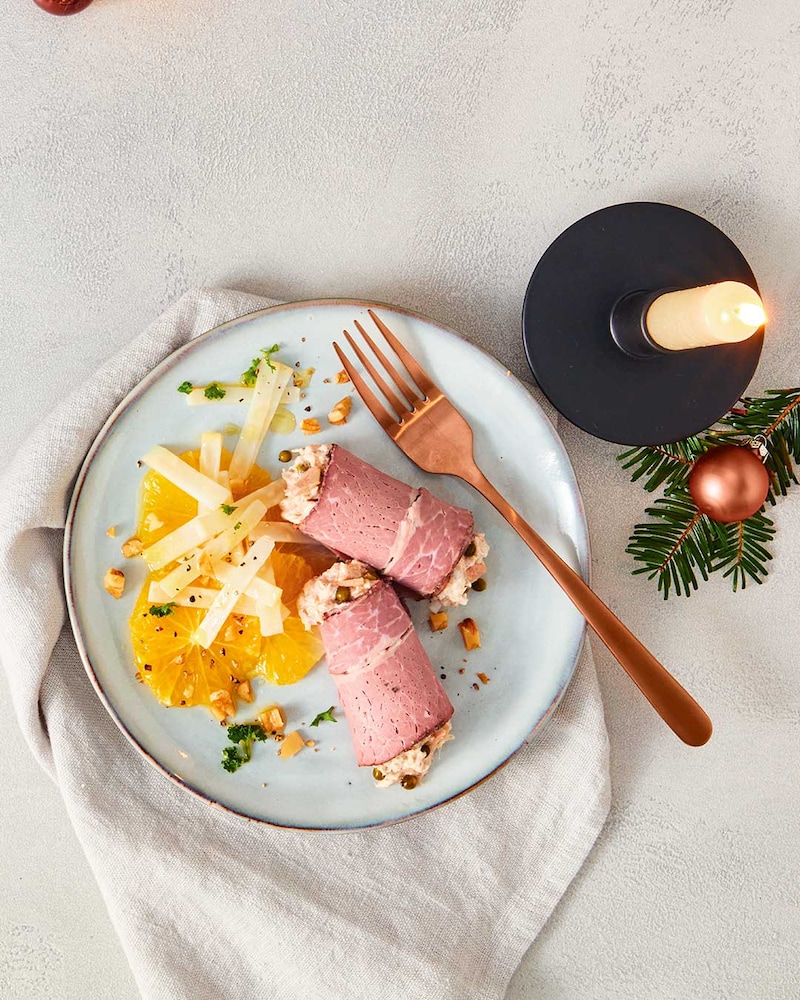 Dieses Bild zeigt die fertigen gefüllte Roastbeefröllchen mit Thunfischcreme.