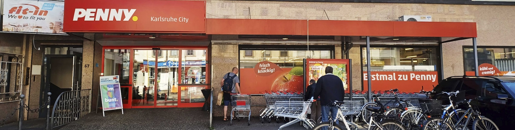 Sie sehen den Eingang vom Penny Markt in Karlsruhe/Suedweststadt, Karlstr. 67