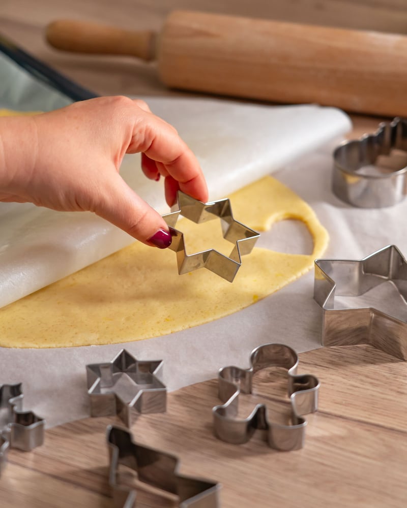 Dieses Bild zeigt wie die Plätzchen ausgestochen werden.