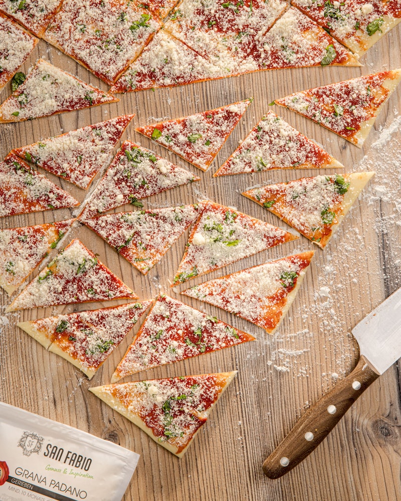 Dieses Bild zeigt die Pizza-Ecken mit dem Parmesan.