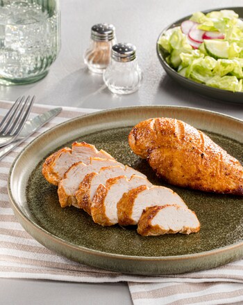 Dieses Bild zeigt die fertige Hähnchenbrust in der Heißluftfritteuse.