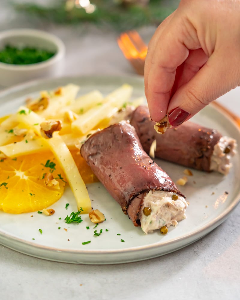 Dieses Bild zeigt wie die Roastbeefröllchen garniert werden.