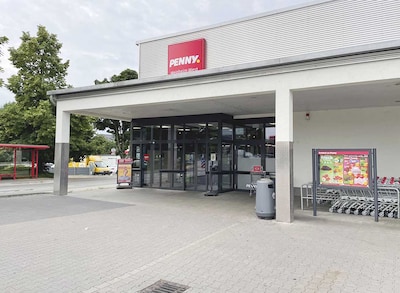 Sie sehen den Eingang vom Penny Markt in Weinheim, Freiburger Str. 29
