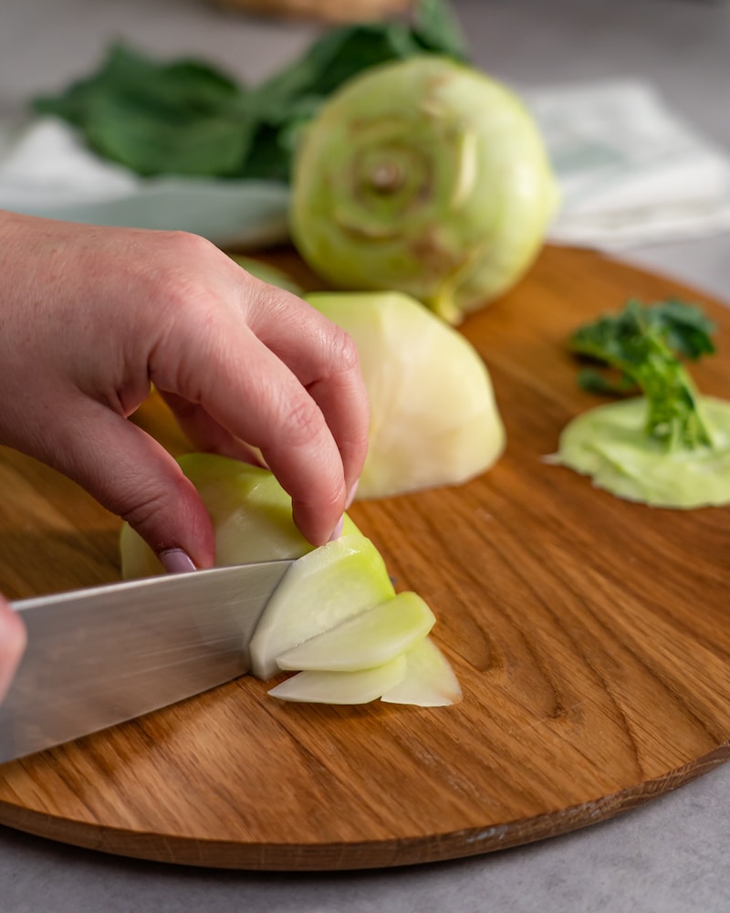 Dieses Bild zeigt wie Kohlrabi geschnitten wird.