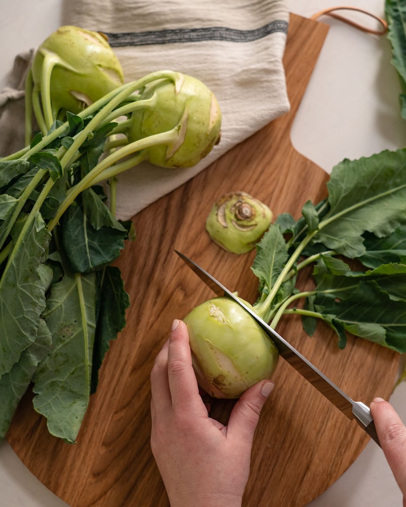 Auf diesem Bild siehst du wie Kohlrabi geschnitten wird.