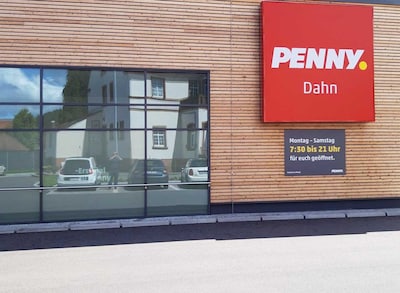 Sie sehen den Eingang vom Penny Markt in Dahn, Pirmasenser Str. 52a
