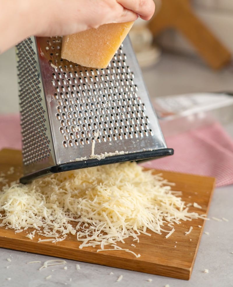 Diese Bild zeigt das Reiben vom Käse.