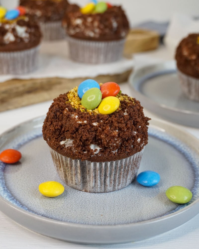 Dieses Bild zeigt die fertigen Schokomuffins mit Überraschung.