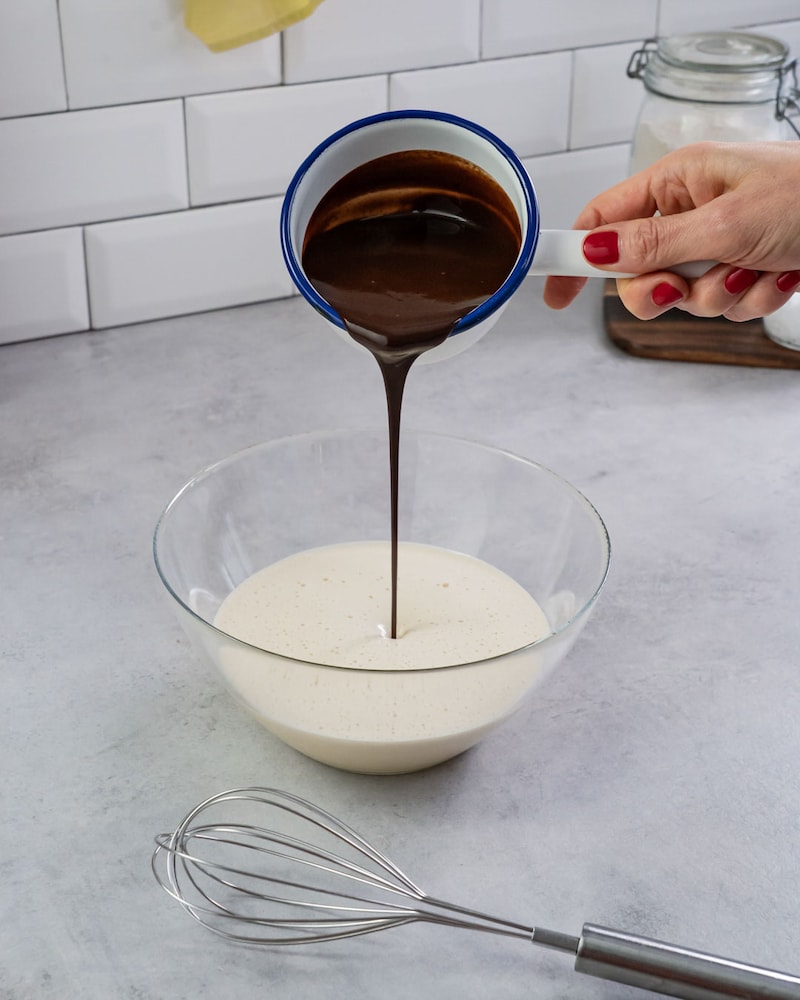 Dieses Bild zeigt, wie Zutaten für den Teig gemixt werden.