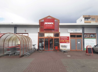 Sie sehen den Eingang vom Penny Markt in Stendal, Scharnhorststr. 45