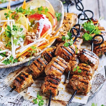 Curry-Grillspiesse mit Apfelsalat