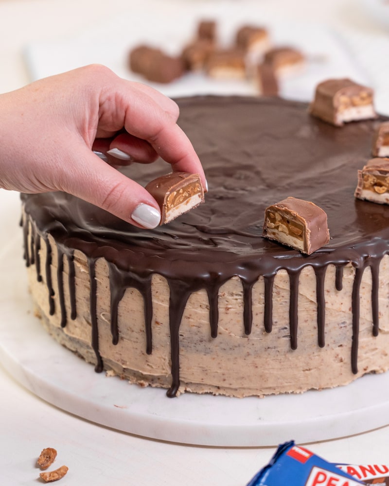 Dieses Bild zeigt das dekorieren für den Erdnuss Drip Cake.
