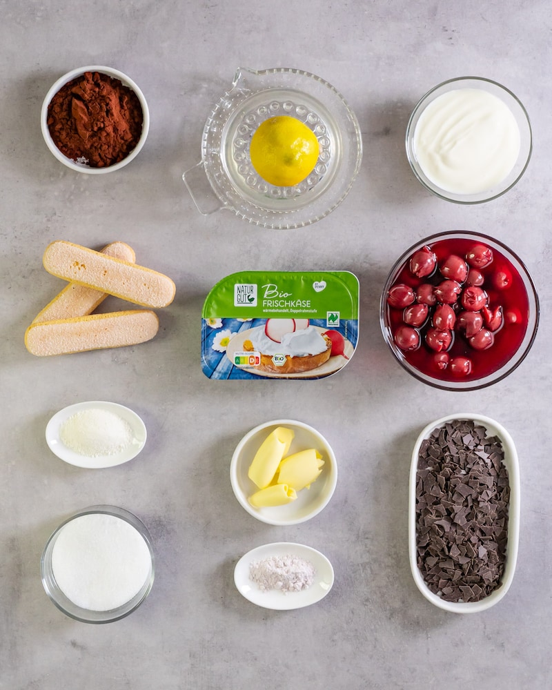 Dieses Bild zeigt die Zutaten für den Kirschkuchen ohne backen.