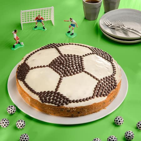 Dieses Bild zeigt die fertige Fußballtorte.