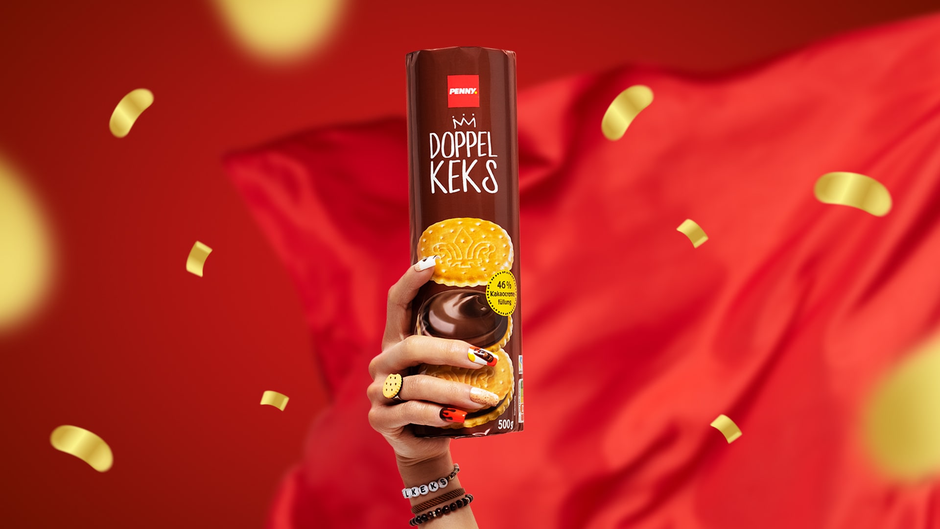 Fan-Hand mit PENNY Doppelkeksen