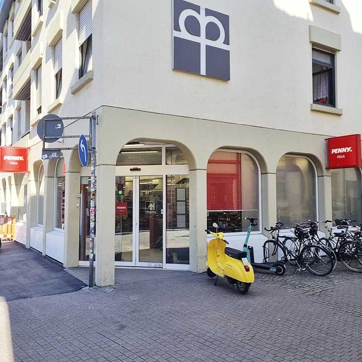 Sie sehen den Eingang vom Penny Markt in Heidelberg/Altstadt, Ploeck 13-21