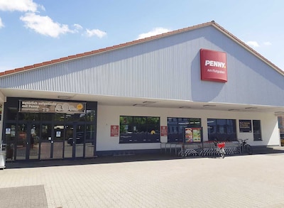 Sie sehen den Eingang vom Penny Markt in Erfurt, Stauffenbergallee 12a